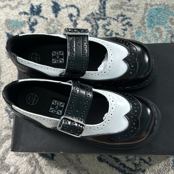 Black & white Brogue T.U.K Mary Jane shoes - Picture 6 of 11